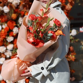 Букет "На закате дня" из гладиолусов, калл, гиперикума и диантусов в Электроуглях