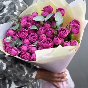 Букет "Малиновый бисквит" из кустовых и пионовидных роз и эвкалипта в Электроуглях