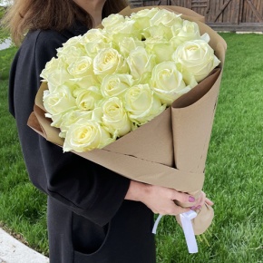 Букет из 25 белых роз в крафте (70 см) в Электроуглях