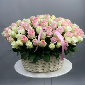 Композиция в корзине из 101 кенийской розы пастельный микс (40 см) в Электроуглях