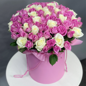 Композиция в шляпной коробке из 151 розы кения микс в Электроуглях