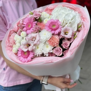 Букет "Розовые облака" из хризантемы, кустовых роз, диантусов, гортензии и эустом в Электроуглях