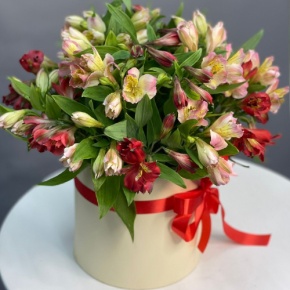 Композиция в шляпной коробке из 21 альстромерии в Электроуглях