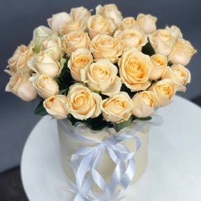 Композиция в шляпной коробке из 35 кремовых кенийских роз в Электроуглях