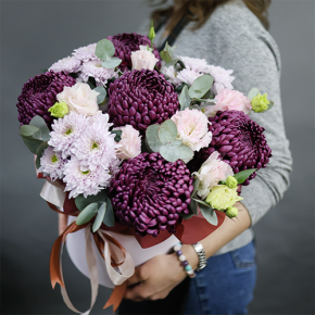 Композиция в шляпной коробке "Наденька" из хризантем Бигоуди, эустом и эвкалипта в Электроуглях