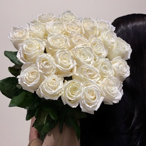 Монобукет из 25 белоснежных роз Эквадор Плая Бланка (60 см) в Электроуглях