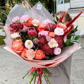 Букет "Каркаде" из хризантем Бигоуди и Момоко, роз Эквадор Кахала, озатамнуса,  эустом, протеи, и диантусов в Электроуглях