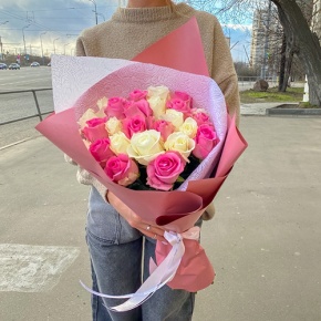 Букет из 25 розовых и белых роз (50 см) в Электроуглях