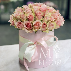 Композиция в шляпной коробке из 51 кремовой кенийской розы в Электроуглях