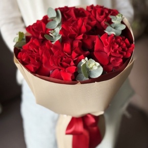 Букет "Красная пантера" из 7 роз Эквадор и эвкалипта в Электроуглях