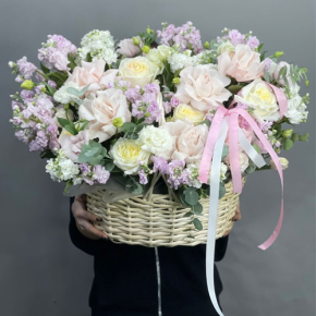Композиция в корзине из роз Эквадор и ароматных маттиол в Электроуглях