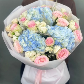 Букет "Легкий ветерок" из роз, конифера и гортензий в Электроуглях