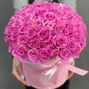 Композиция в шляпной коробке из 71 кенийской розы в Электроуглях