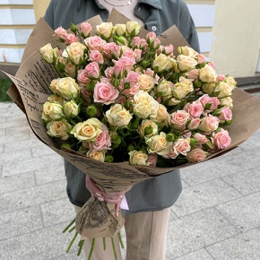 Букет из 19 кустовых роз в крафте (60 см) в Электроуглях