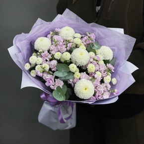 Букет "Ванила" из хризантем сантини, Момоко, эвкалипта и ароматных маттиол в Электроуглях