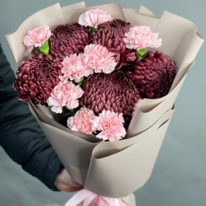 Букет из хризантем Бигоуди и розовых диантусов в Электроуглях