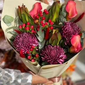 Букет "Элиза" из хризантем Бигоуди, гиперикума, сафари и калл в Электроуглях