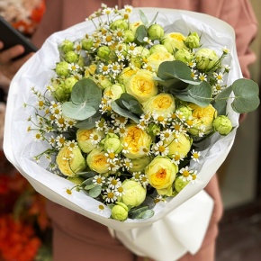 Букет "Иветта" из лимонных пионовидных кустовых роз и ромашек в Электроуглях