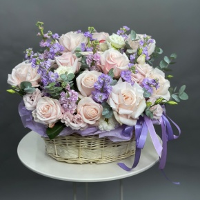 Композиция в корзине из французских роз и ароматных маттиол в Электроуглях