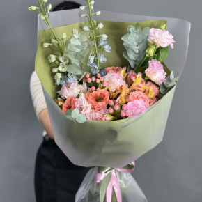 Букет "Таинственное очарование" из мазровых роз Риджентс парк, гиперикума, альстромерий, эустом и дельфиниума в Электроуглях