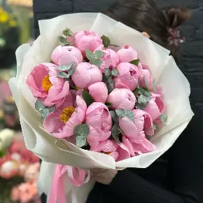 Букет из 15 лососевых пионов с эвкалиптом в Электроуглях