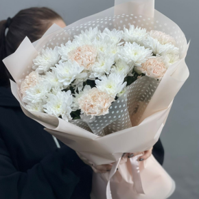 Букет из хризантем и диантусов пудра в Электроуглях
