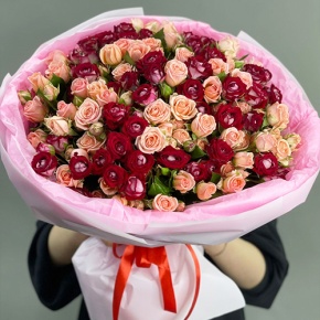 Букет "Рубиновый гранит" из 35 кустовых роз микс (50 см) в Электроуглях