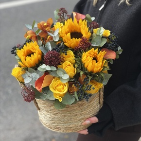 Композиция в сумке "Тональность" из подсолнухов, калл, ягод вибирнума, лимонных роз, скиммии и орхидеи в Электроуглях