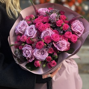 Букет "Малиновый вечер" из кустовых малиновых роз, вероники, лимониума и роз Меритим в Электроуглях