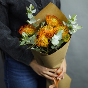 Букет "Гости из будущего" из 5 лейко и эвкалипта в Электроуглях