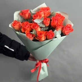 Букет из 15 морковных роз с эвкалиптом (50 см) в Электроуглях
