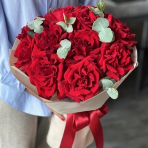 Букет "Красная пантера" из 13 роз Эквадор и эвкалипта в Электроуглях