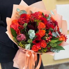 Букет "Красный закат" из калл, роз, калины, скиммии, гиперикума, сафари, гербер и капса в Электроуглях