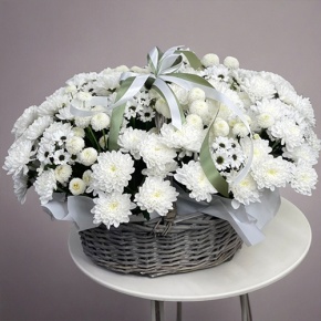 Композиция в корзине "Снежная лавина" из хризантем в Электроуглях
