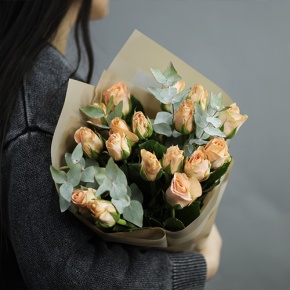 Букет "Абрикос" из 17 роз кения с эвкалиптом (40 см) в Электроуглях