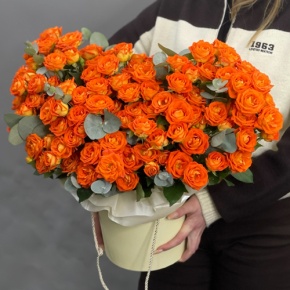 Композиция в шляпной коробке "Закат" из кустовых роз и эвкалипта в Электроуглях