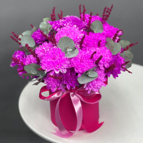 Композиция в шляпной коробке "Магия розового" из хризантем и лаванды в Электроуглях