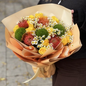 Букет "Зельда" из диантусов Lux, лимонных роз, лейко и ромашек в Электроуглях