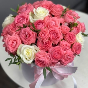 Композиция в шляпной коробке из белых и кустовых коралловых роз в Электроуглях