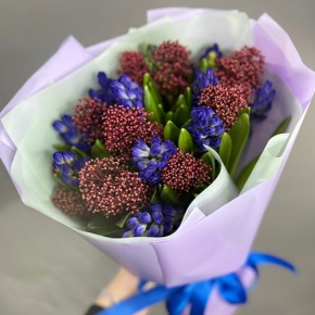 Букет "Твой яркий день" из гиацинтов и скиммии в Электроуглях