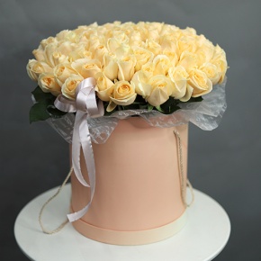 Композиция в шляпной коробке из 101 кремовой розы в Электроуглях