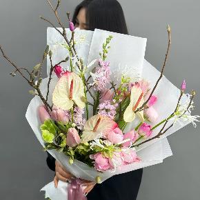 Авторский букет с антуриумами, ранункулюсами и цветущими ветками магнолии в Электроуглях