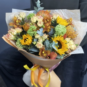 Букет "Сочиняй мечты" из подсолнухов, лейко, вибирнума, орхидей, калл, кустовых роз и талинума в Электроуглях