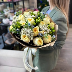 Букет "Мичиган" из пионовидных роз Баттеркап, озатамнуса, оксипеталума и гиперикума в Электроуглях