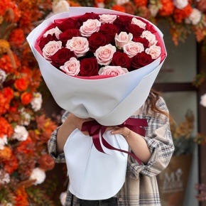 Букет "Сокровенное желание" из 25 пудровых и красных роз Эквадор (60 см) в Электроуглях