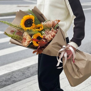 Букет "Оптимизм" из подсолнухов, листьев дуба, хризантем Виена и эремуруса в Электроуглях