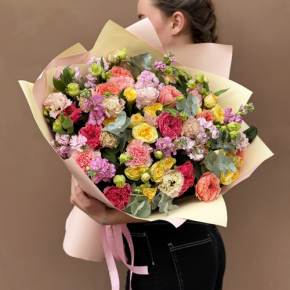 Букет "Яркая птичка" из пионовидных роз Риджертс Парк, маттиол, диантусов и эустом в Электроуглях