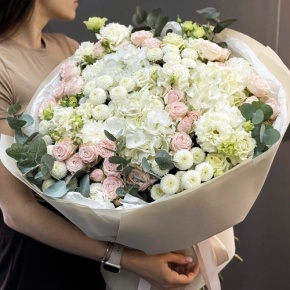 Букет "Пастелла" из кустовых пионовидных роз, Голландской Гортензии, эустомы, хризантемы Ньютон и эвкалипта в Электроуглях