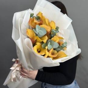 Букет из 17 оранжевых калл с эвкалиптом в Электроуглях