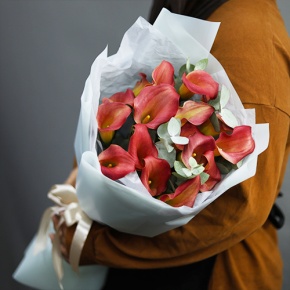 Букет из 17 нежных калл с эвкалиптом в Электроуглях